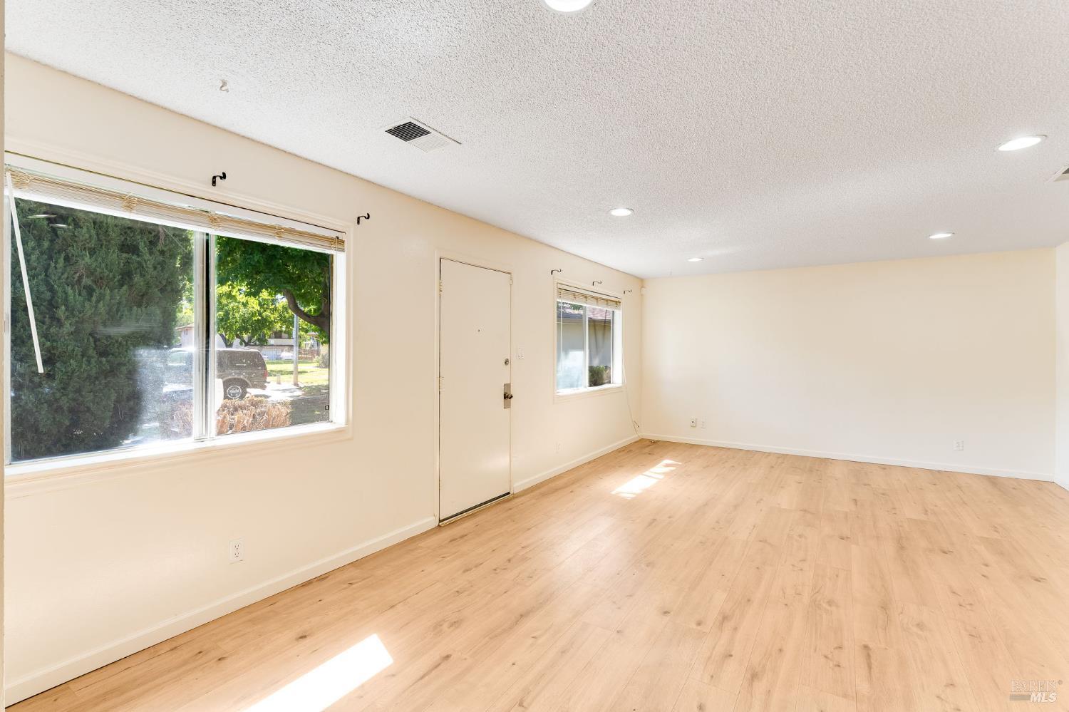 Detail Gallery Image 11 of 29 For 2404 Peppertree Ct #1,  Antioch,  CA 94509 - 2 Beds | 1 Baths