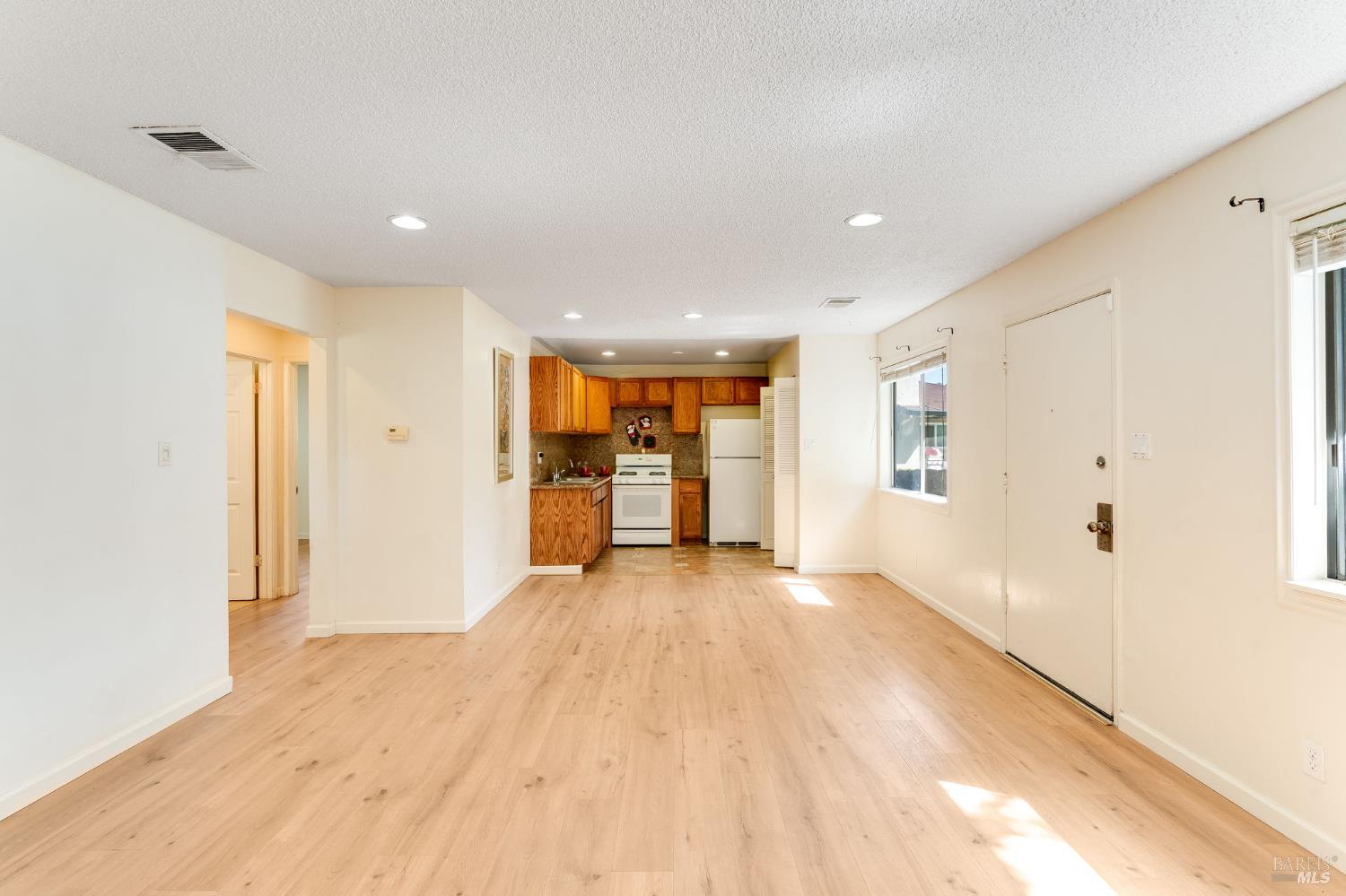 Detail Gallery Image 4 of 29 For 2404 Peppertree Ct #1,  Antioch,  CA 94509 - 2 Beds | 1 Baths