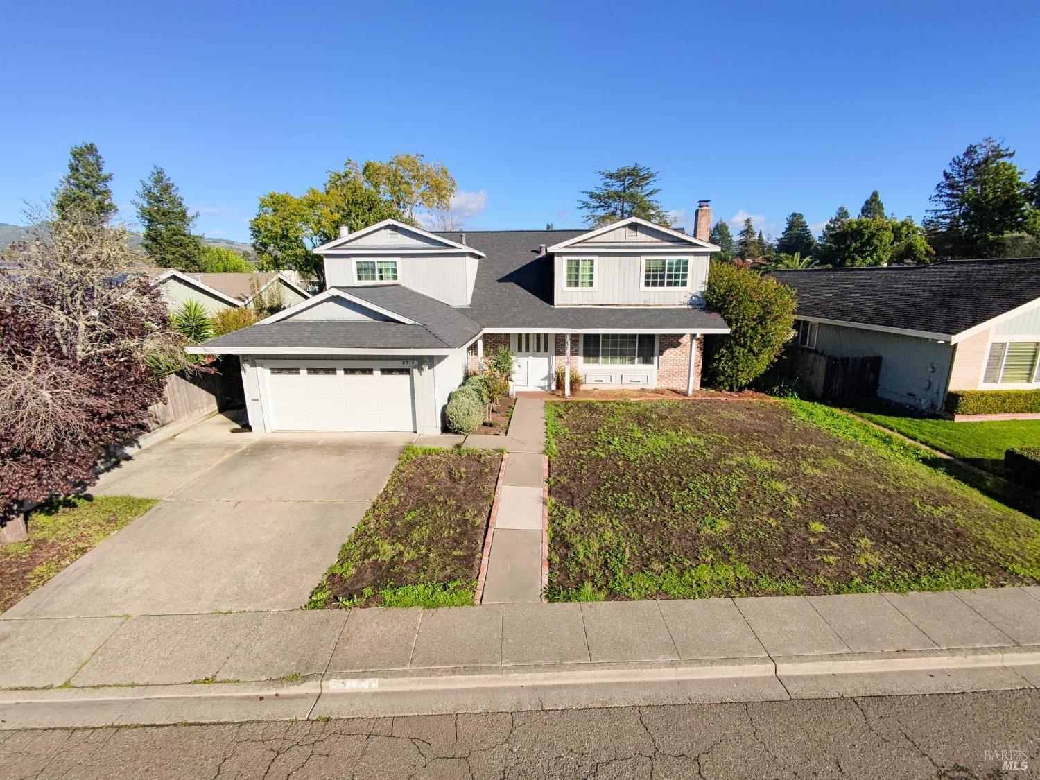 Detail Gallery Image 5 of 13 For 5716 Dorian Dr, Rohnert Park,  CA 94928 - 5 Beds | 2/1 Baths