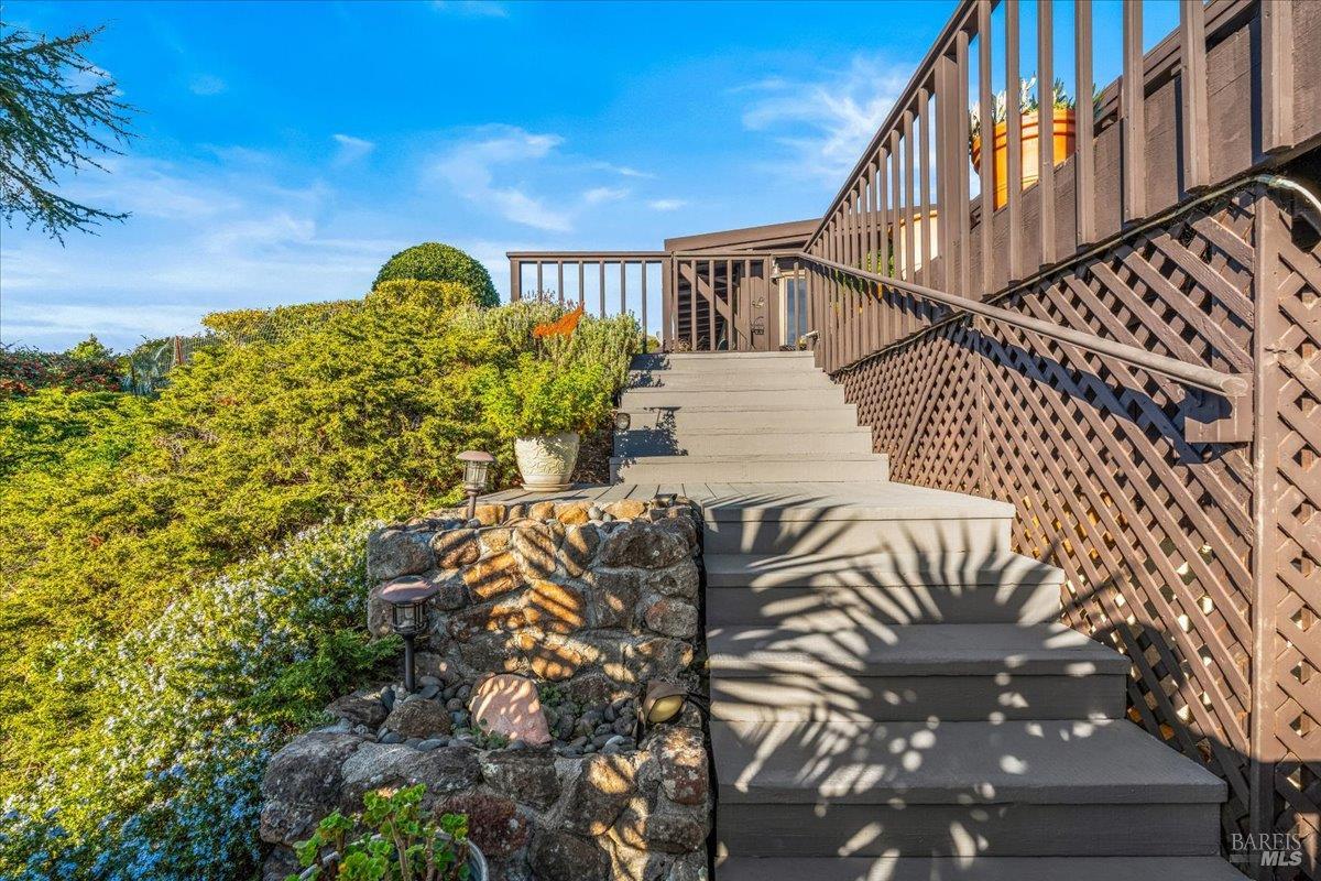 Detail Gallery Image 11 of 36 For 945 Owlswood Ln, Tiburon,  CA 94920 - 4 Beds | 3 Baths