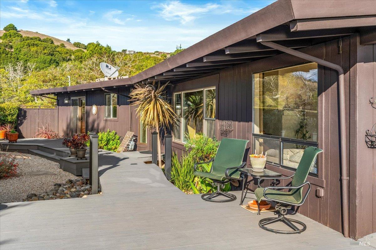 Detail Gallery Image 14 of 36 For 945 Owlswood Ln, Tiburon,  CA 94920 - 4 Beds | 3 Baths