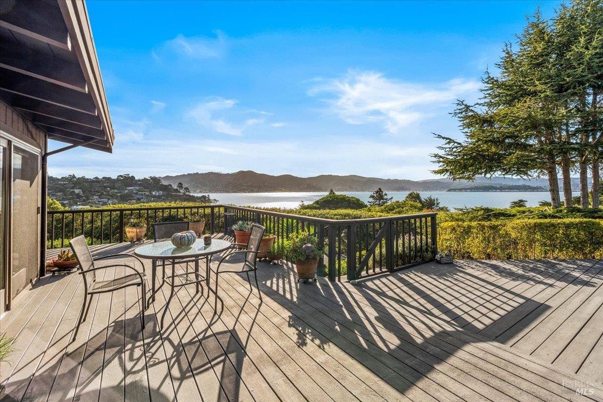 Detail Gallery Image 2 of 36 For 945 Owlswood Ln, Tiburon,  CA 94920 - 4 Beds | 3 Baths
