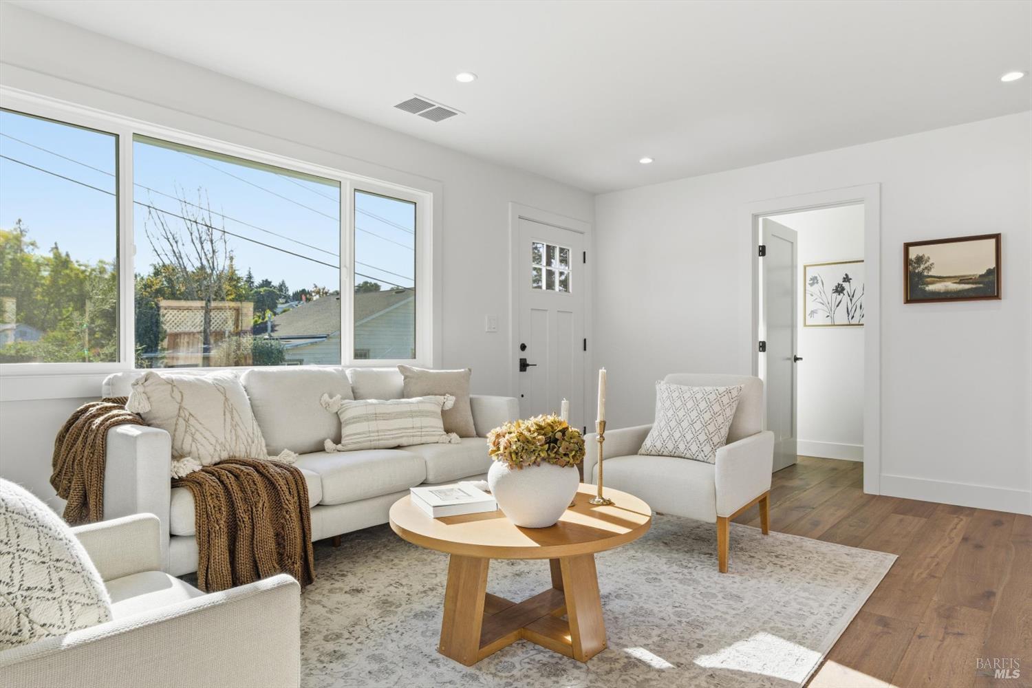 Detail Gallery Image 2 of 25 For 4 George Ter, Petaluma,  CA 94952 - 2 Beds | 1/1 Baths