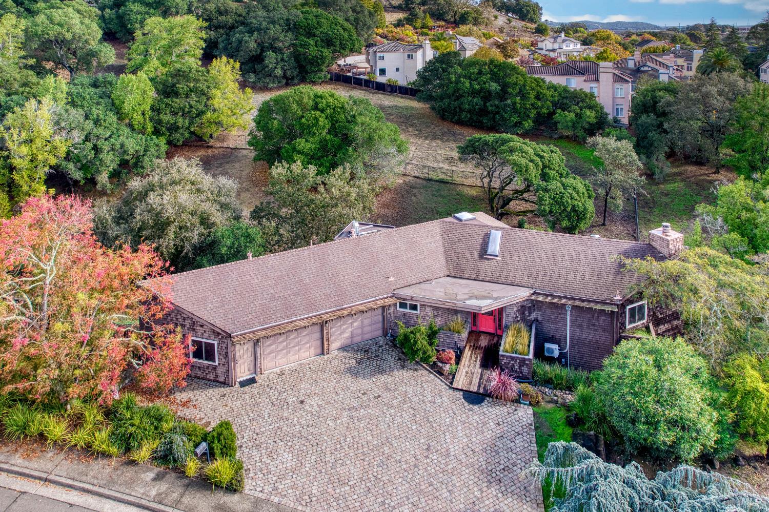 Detail Gallery Image 2 of 34 For 10 Robinhood Dr, Novato,  CA 94945 - 4 Beds | 3/1 Baths