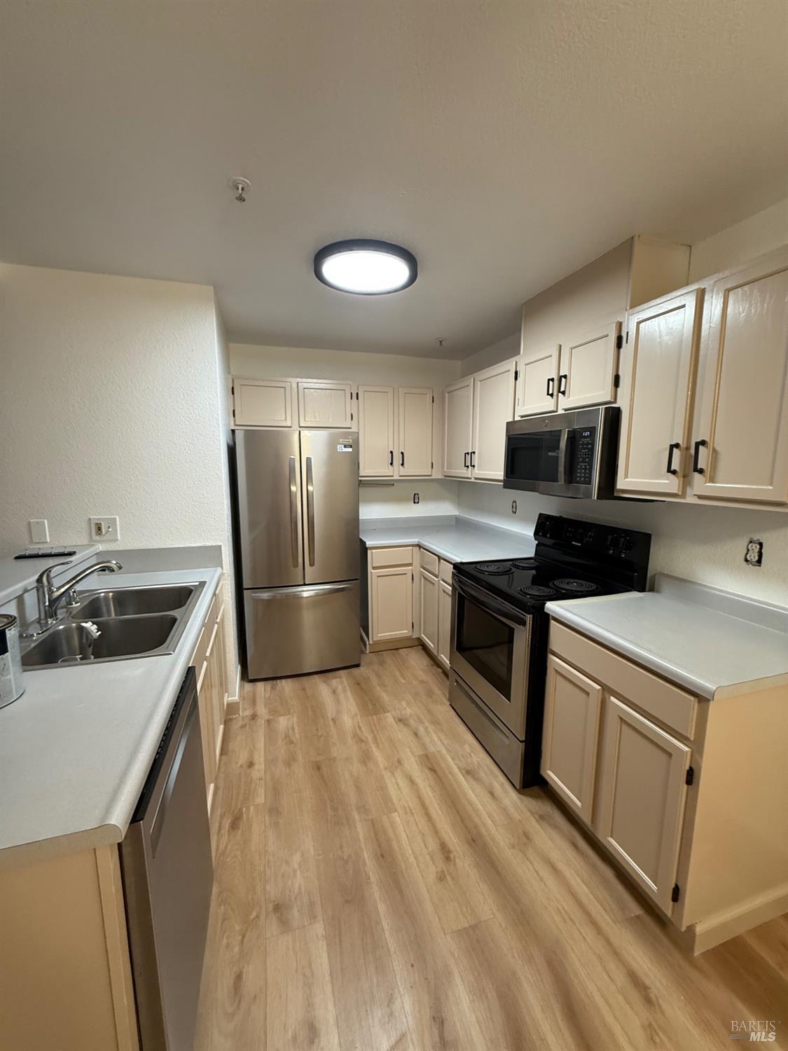 Detail Gallery Image 2 of 28 For 136 Sea Crest Cir, Vallejo,  CA 94590 - 2 Beds | 1 Baths