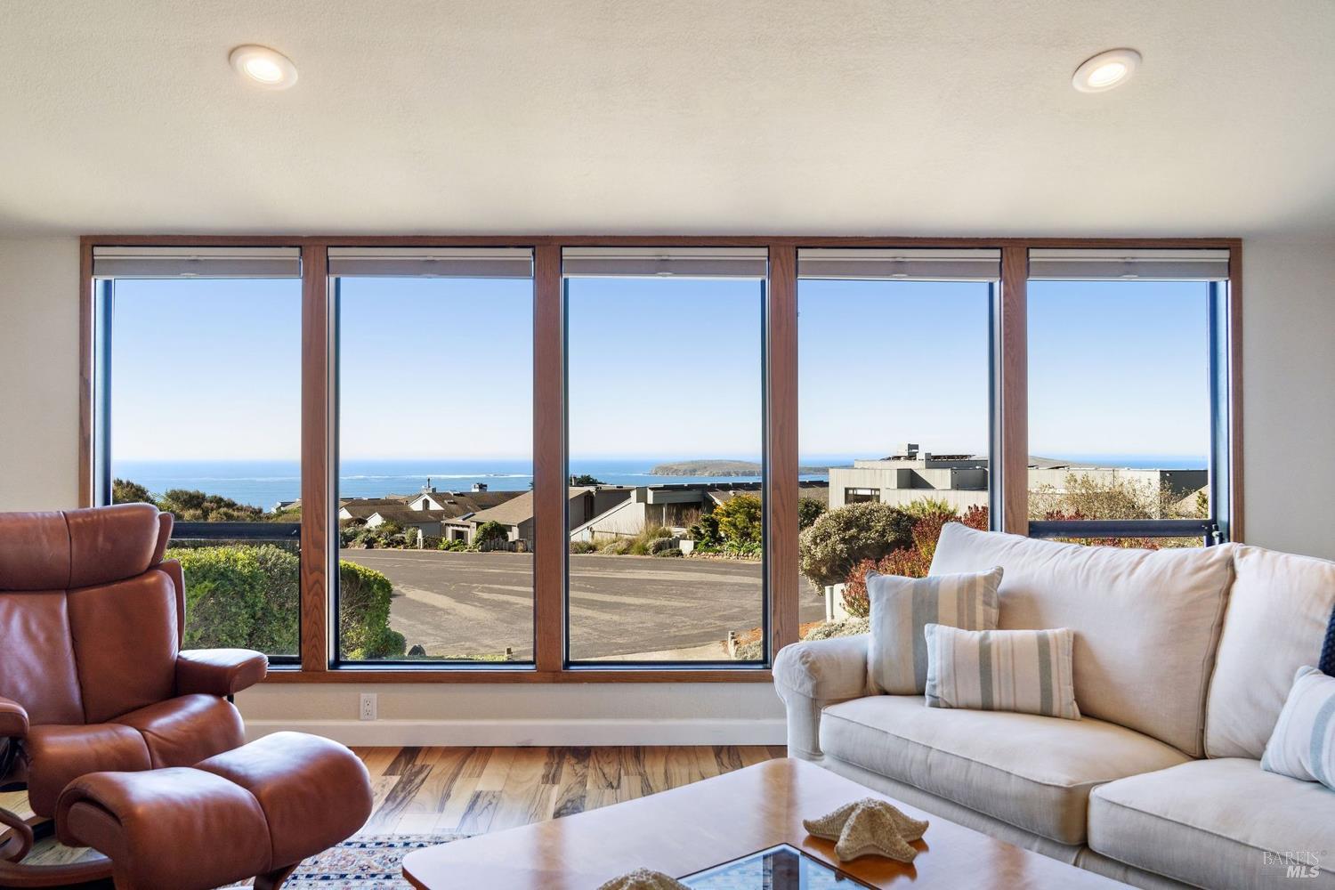 Detail Gallery Image 3 of 49 For 301 Sanderling Ct, Bodega Bay,  CA 94923 - 3 Beds | 2 Baths