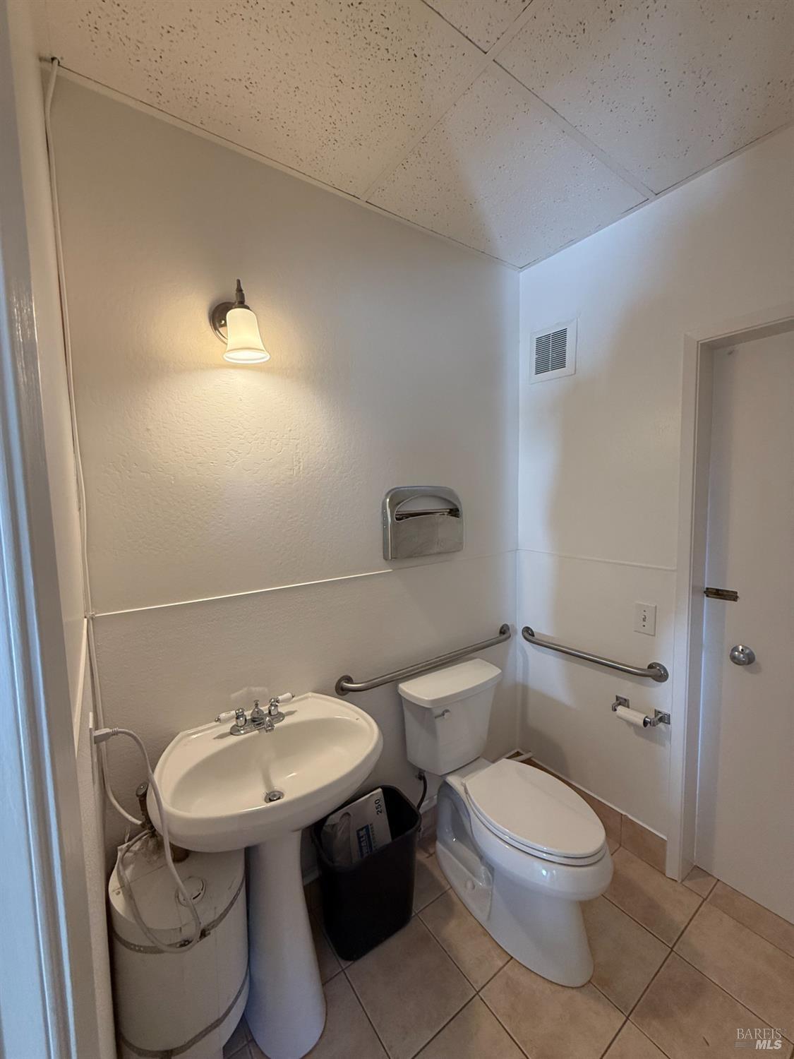 Detail Gallery Image 6 of 12 For 980 Magnolia Ave #8,  Larkspur,  CA 94939 - – Beds | – Baths