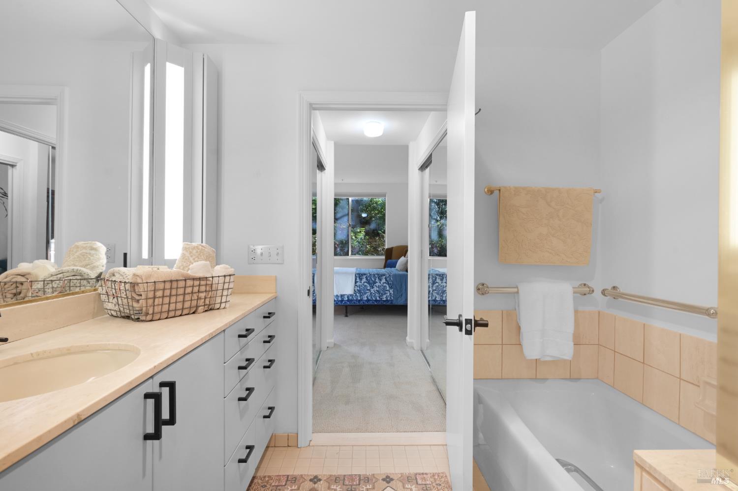 Detail Gallery Image 14 of 28 For 200 Deer Valley Rd 1c,  San Rafael,  CA 94903 - 1 Beds | 1/1 Baths