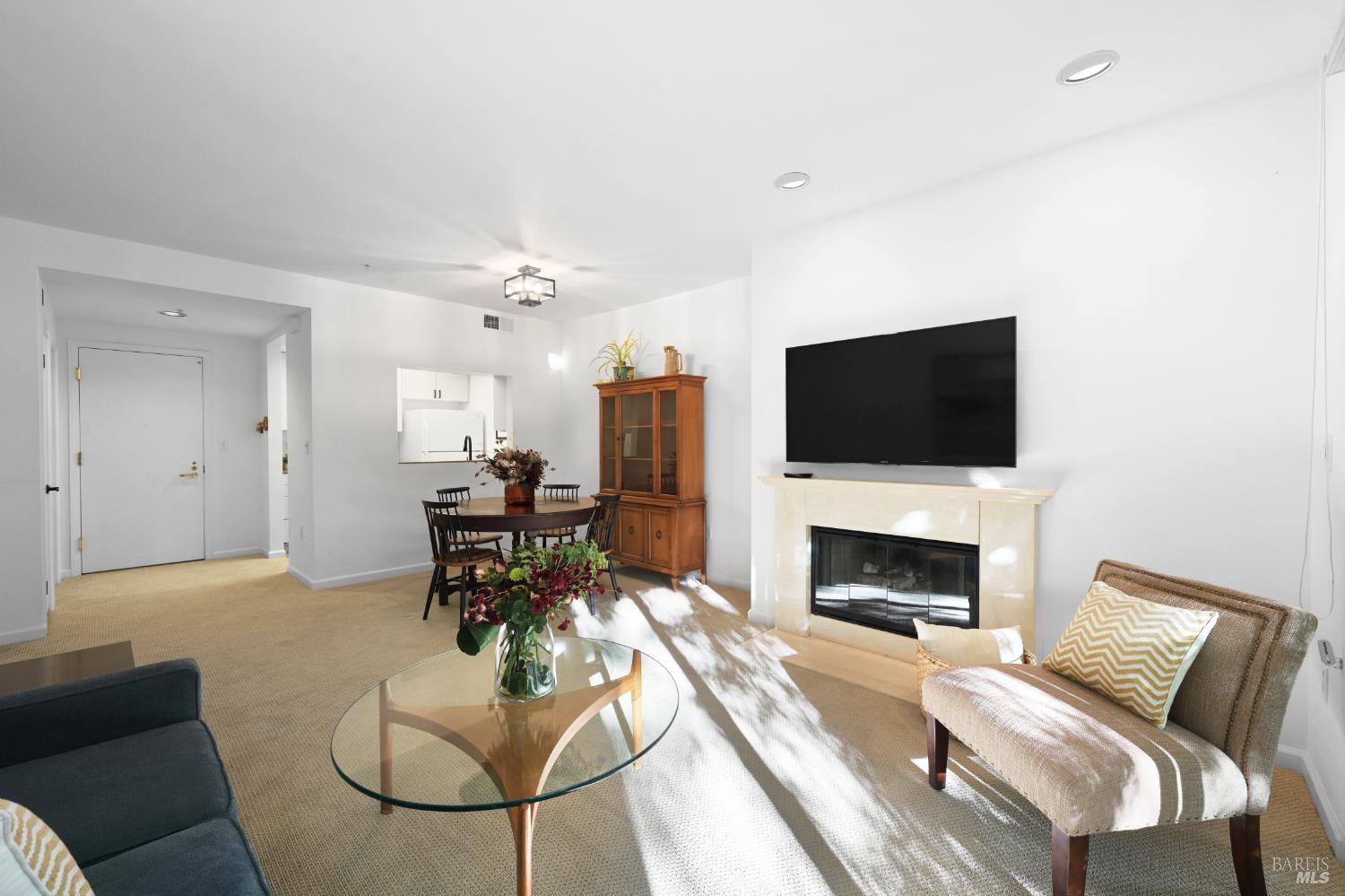 Detail Gallery Image 6 of 28 For 200 Deer Valley Rd 1c,  San Rafael,  CA 94903 - 1 Beds | 1/1 Baths