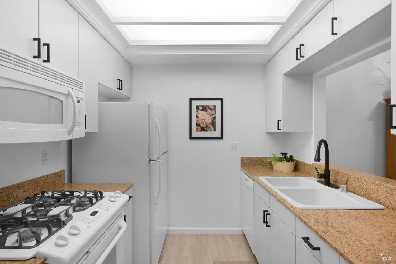 Detail Gallery Image 8 of 28 For 200 Deer Valley Rd 1c,  San Rafael,  CA 94903 - 1 Beds | 1/1 Baths