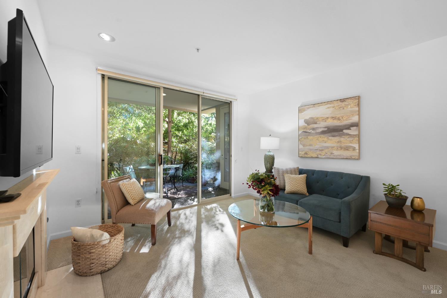 Detail Gallery Image 3 of 28 For 200 Deer Valley Rd 1c,  San Rafael,  CA 94903 - 1 Beds | 1/1 Baths