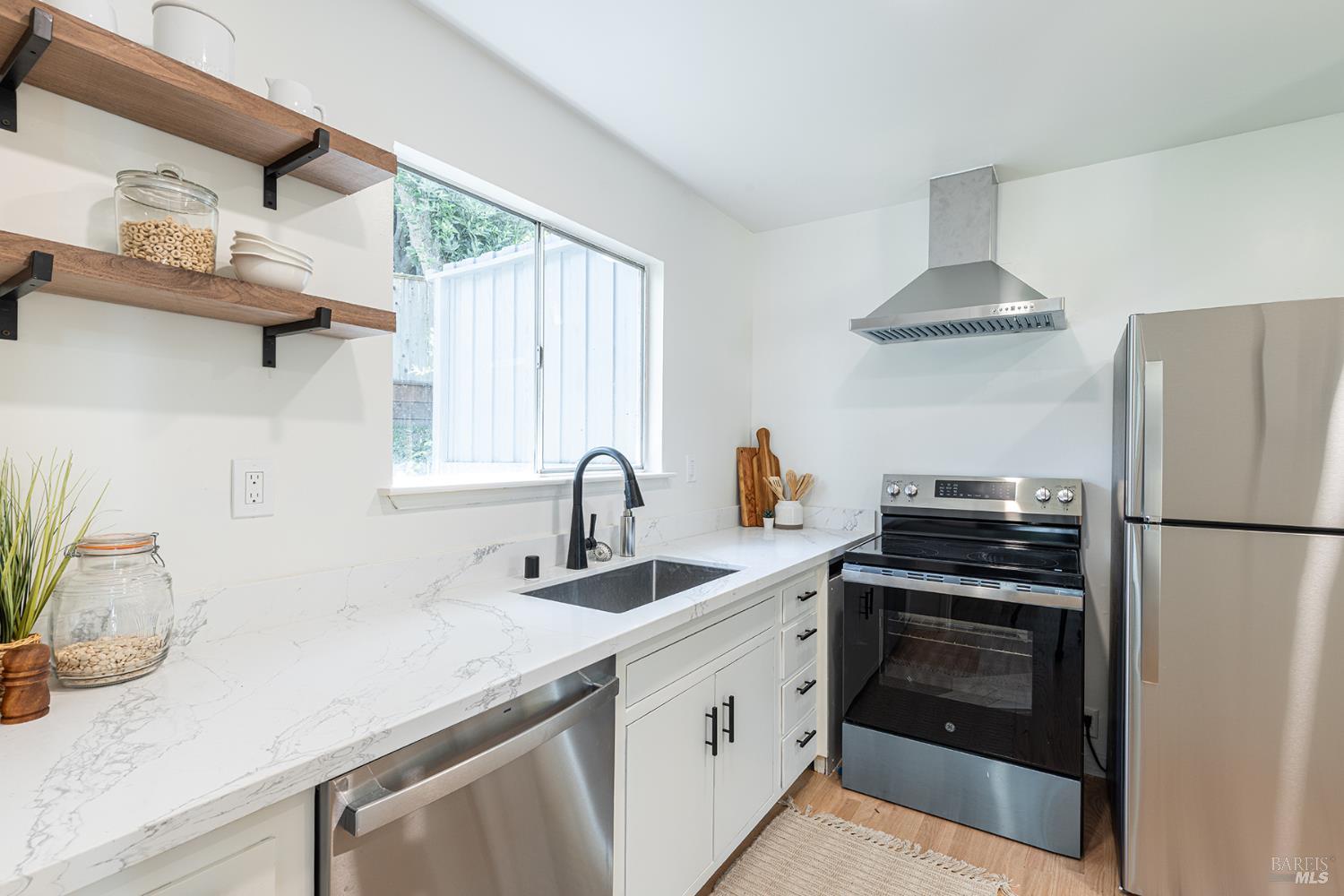 Detail Gallery Image 8 of 19 For 157 Homestead Blvd, Mill Valley,  CA 94941 - 2 Beds | 1 Baths