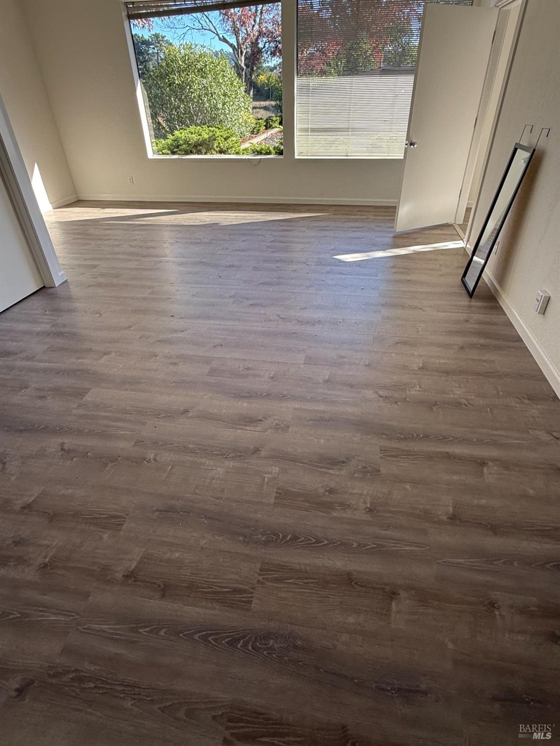 Detail Gallery Image 8 of 12 For 980 Magnolia Ave #8,  Larkspur,  CA 94939 - – Beds | – Baths