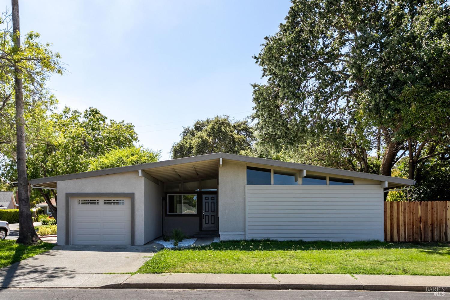 Detail Gallery Image 2 of 29 For 142 Anita Ct, Vacaville,  CA 95688 - 3 Beds | 2 Baths