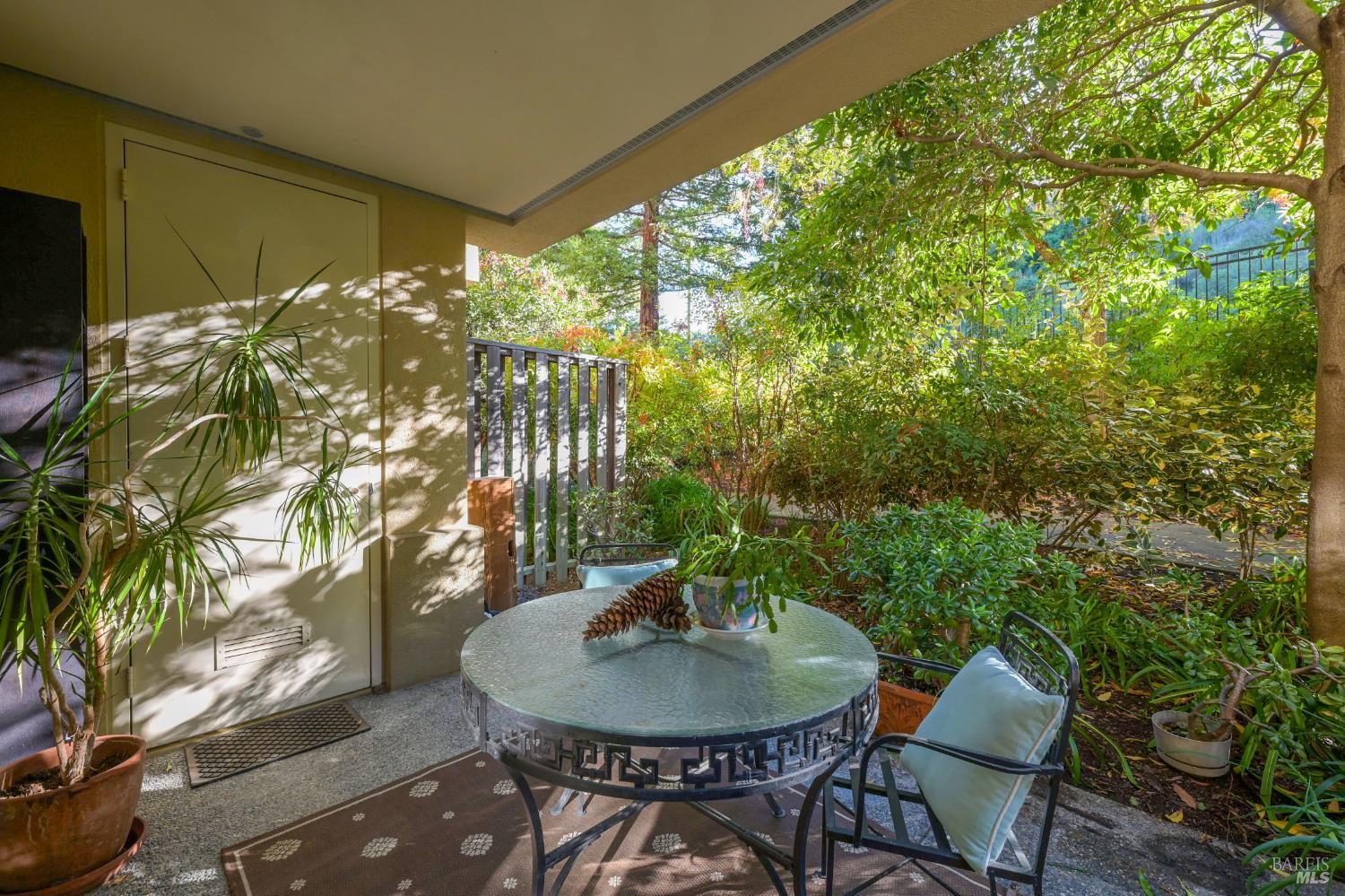 Detail Gallery Image 5 of 28 For 200 Deer Valley Rd 1c,  San Rafael,  CA 94903 - 1 Beds | 1/1 Baths