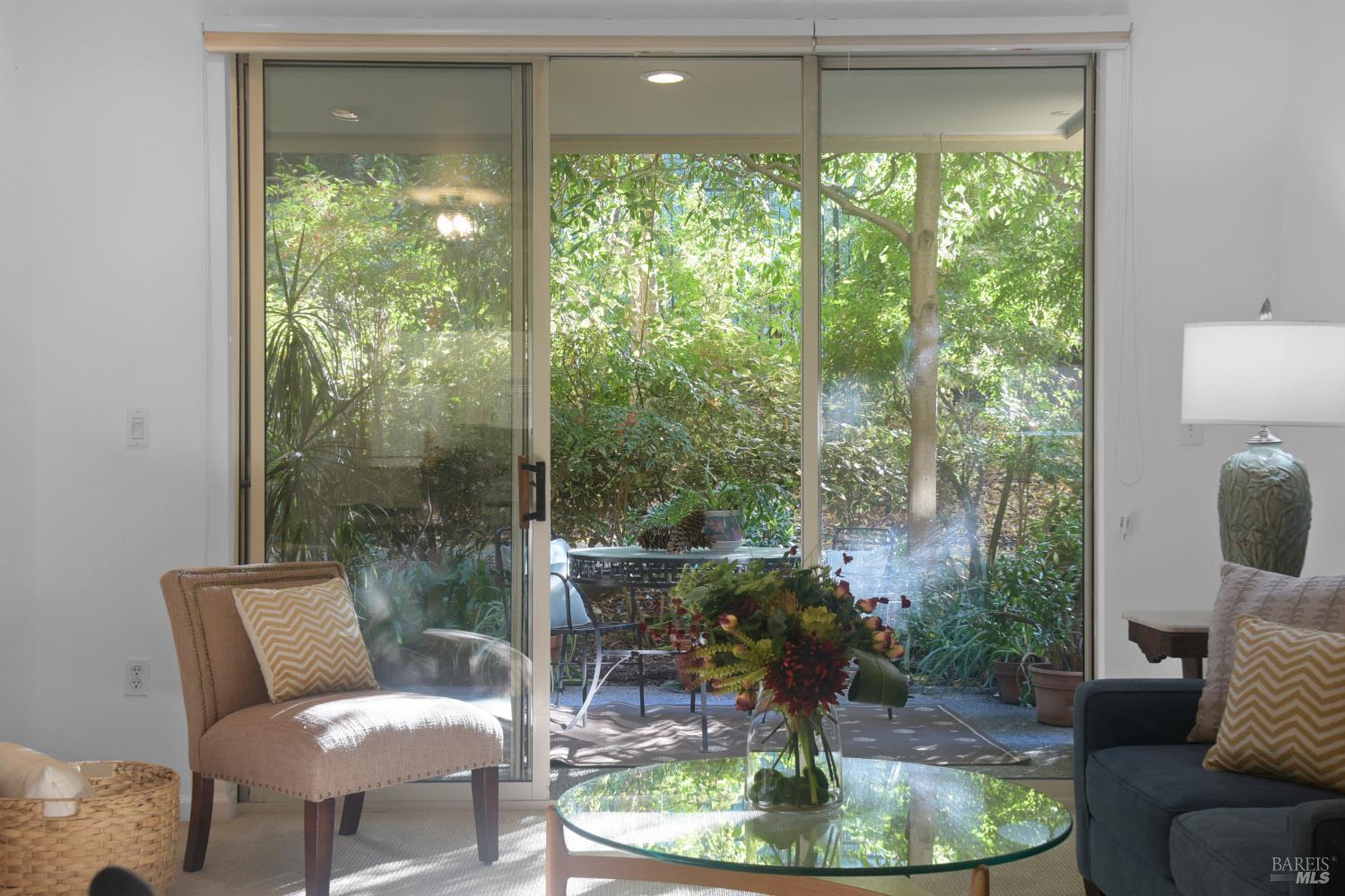 Detail Gallery Image 4 of 28 For 200 Deer Valley Rd 1c,  San Rafael,  CA 94903 - 1 Beds | 1/1 Baths