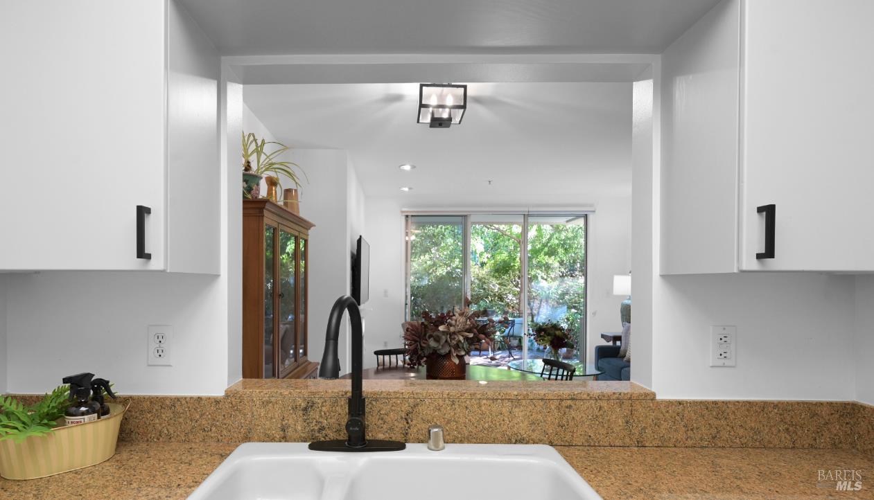 Detail Gallery Image 9 of 28 For 200 Deer Valley Rd 1c,  San Rafael,  CA 94903 - 1 Beds | 1/1 Baths