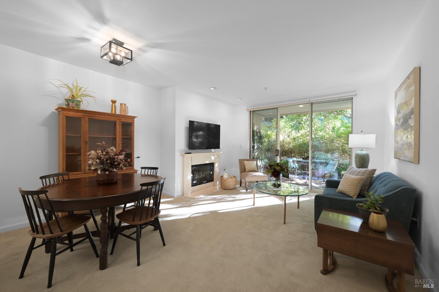 Detail Gallery Image 2 of 28 For 200 Deer Valley Rd 1c,  San Rafael,  CA 94903 - 1 Beds | 1/1 Baths