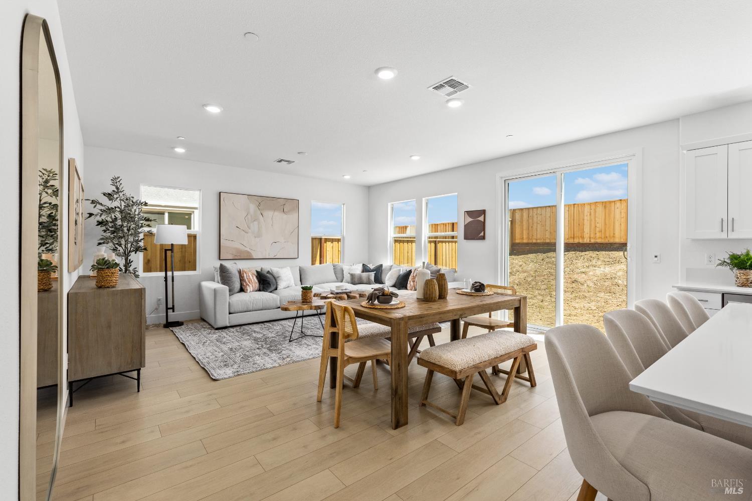 Detail Gallery Image 4 of 15 For 161 Ericson St, American Canyon,  CA 94503 - 4 Beds | 2/1 Baths