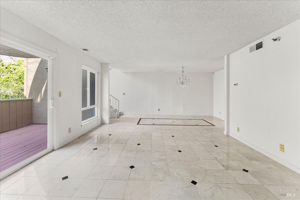 Detail Gallery Image 5 of 36 For 2121 Vale Rd #31,  San Pablo,  CA 94806 - 3 Beds | 3 Baths