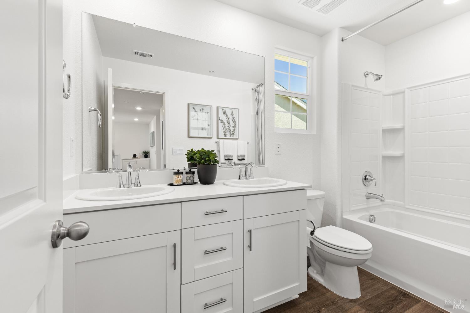 Detail Gallery Image 8 of 10 For 21 Capri Ct, American Canyon,  CA 94503 - 4 Beds | 3 Baths