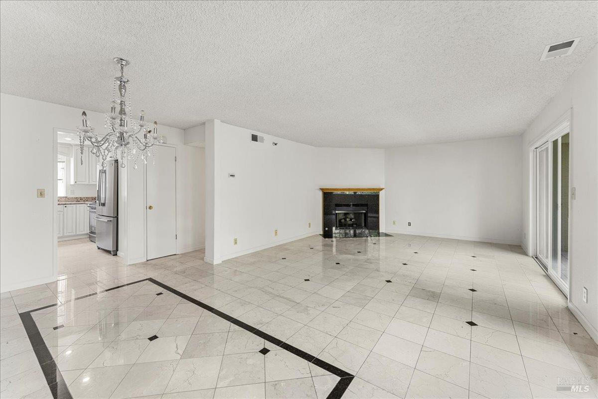 Detail Gallery Image 4 of 36 For 2121 Vale Rd #31,  San Pablo,  CA 94806 - 3 Beds | 3 Baths