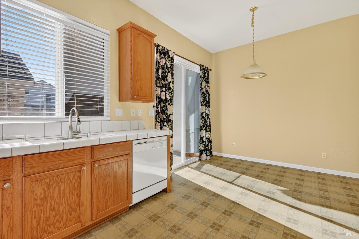 Detail Gallery Image 9 of 31 For 1771 Beale Cir, Suisun City,  CA 94585 - 3 Beds | 2 Baths