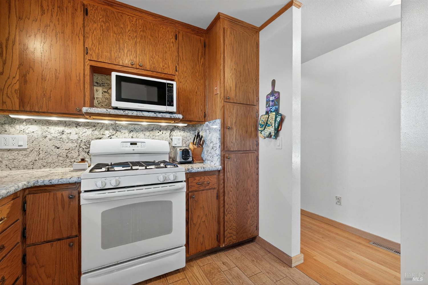 Detail Gallery Image 22 of 56 For 30 Manzanita Ave, Novato,  CA 94945 - 3 Beds | 2 Baths