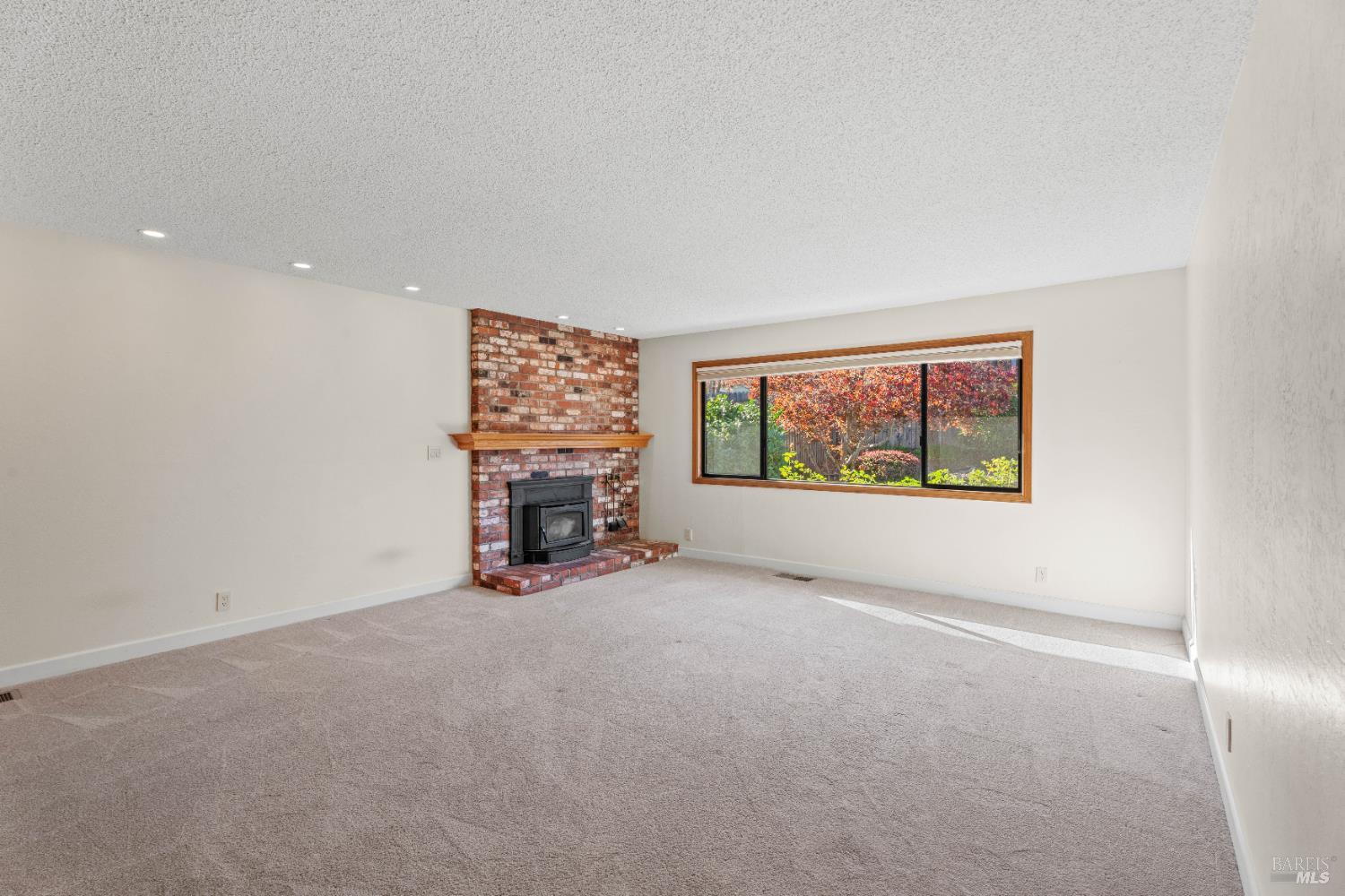 Detail Gallery Image 4 of 22 For 534 Nokomis Dr, Ukiah,  CA 95482 - 3 Beds | 2 Baths