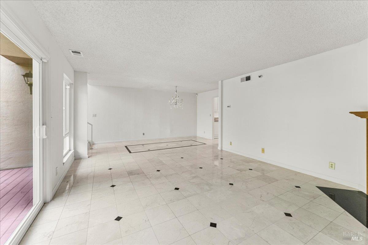 Detail Gallery Image 6 of 36 For 2121 Vale Rd #31,  San Pablo,  CA 94806 - 3 Beds | 3 Baths