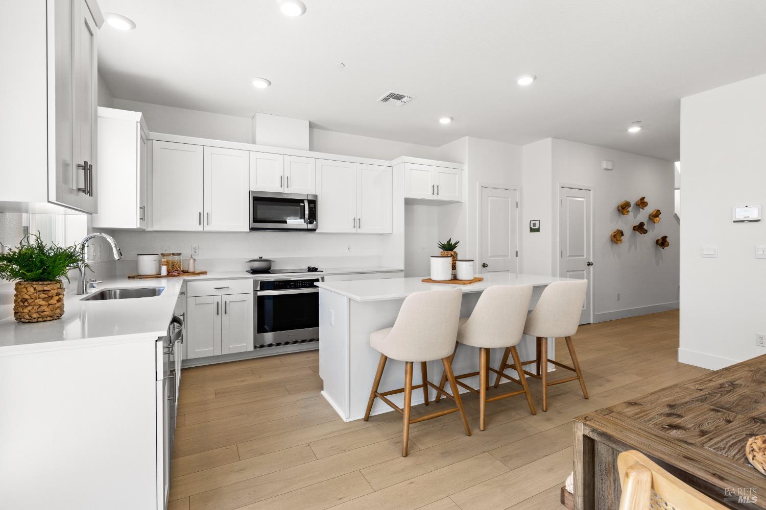 Detail Gallery Image 5 of 15 For 161 Ericson St, American Canyon,  CA 94503 - 4 Beds | 2/1 Baths