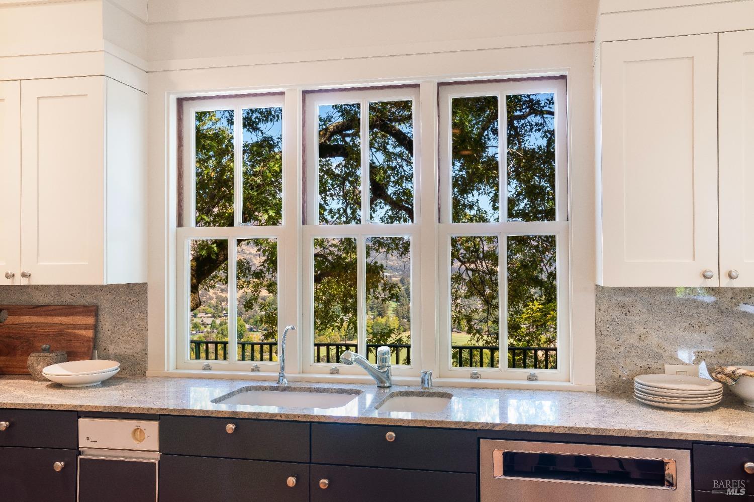 Detail Gallery Image 11 of 62 For 775 White Oak Dr, Santa Rosa,  CA 95409 - 5 Beds | 5/3 Baths