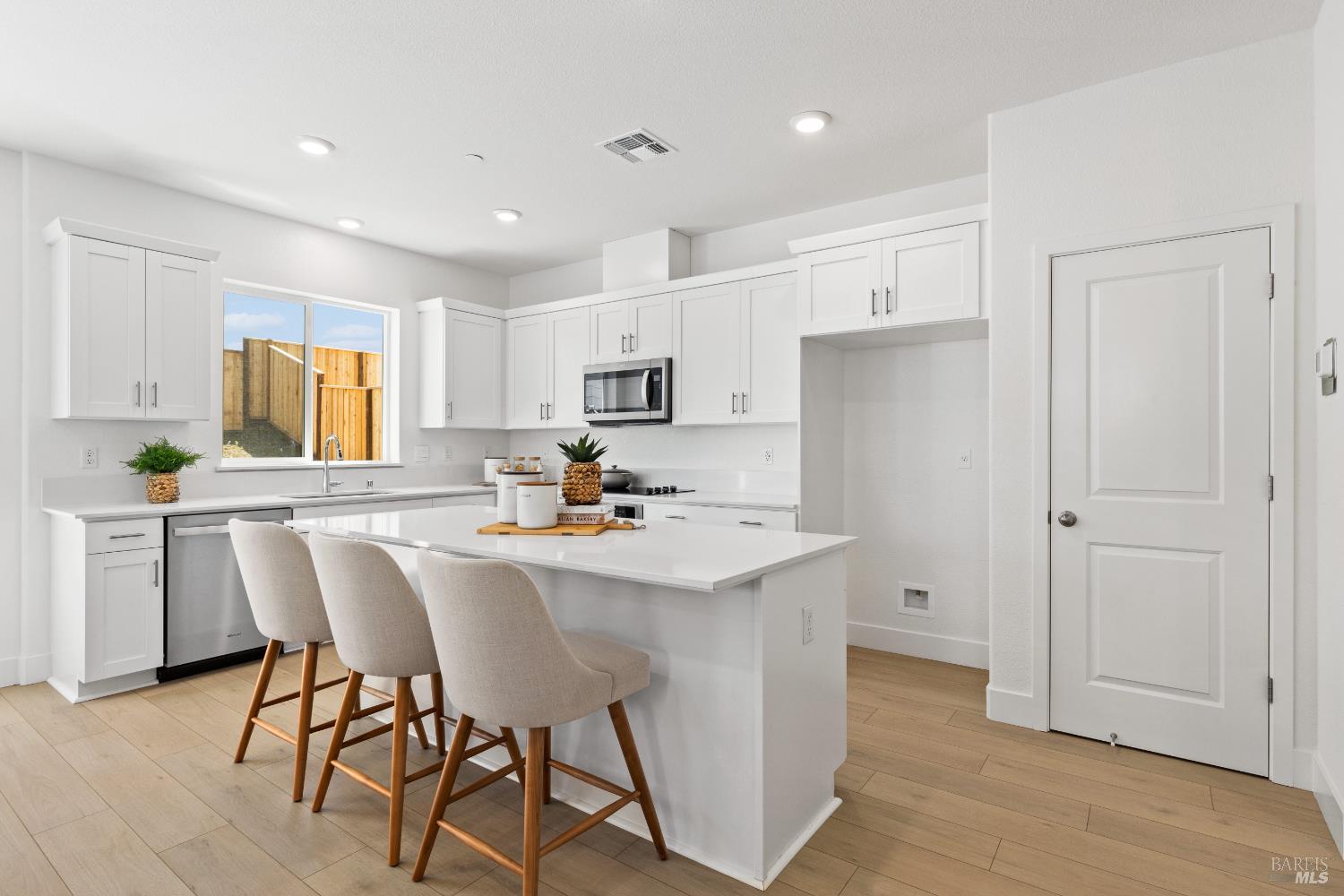 Detail Gallery Image 6 of 15 For 161 Ericson St, American Canyon,  CA 94503 - 4 Beds | 2/1 Baths