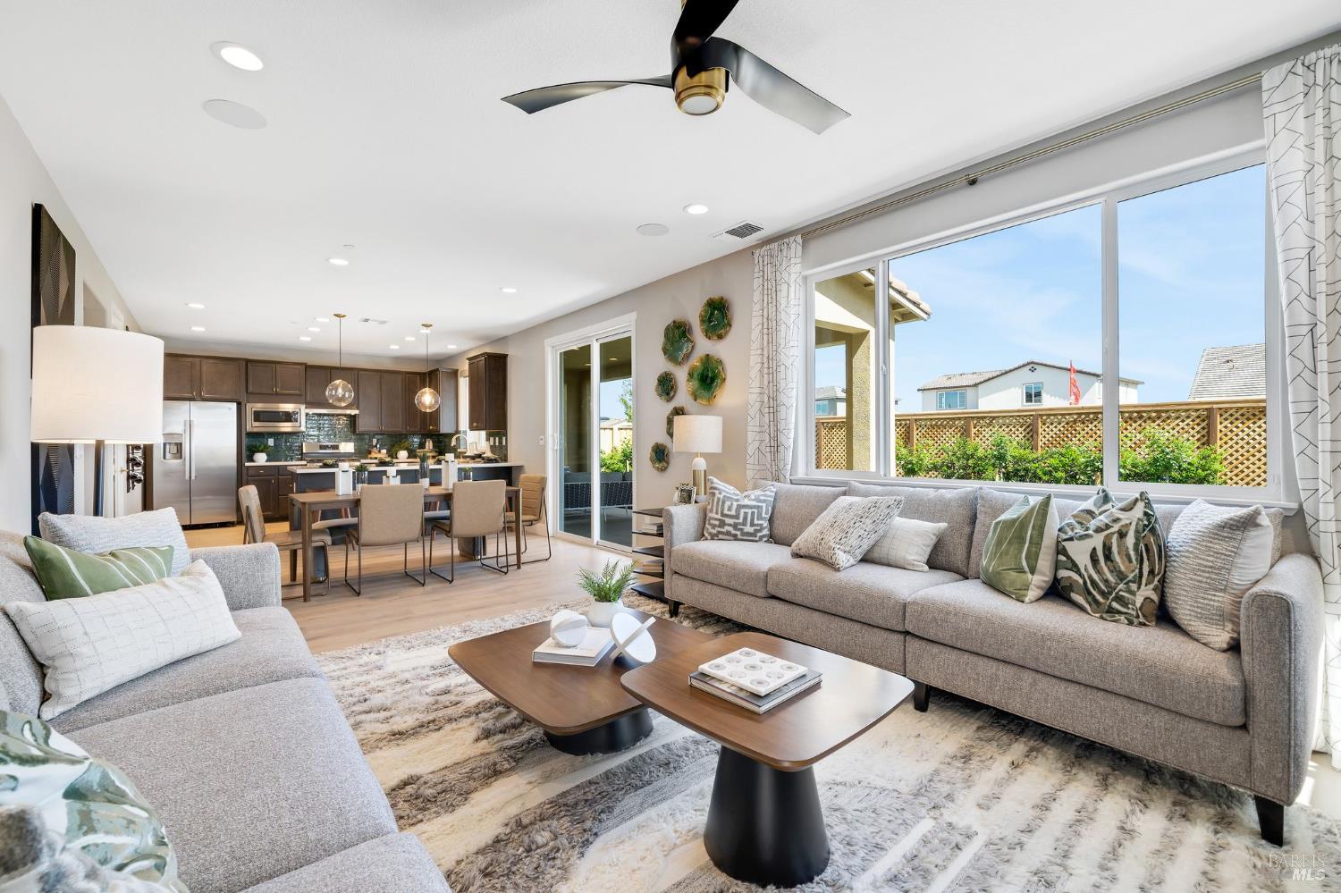 Detail Gallery Image 4 of 39 For 521 Eagle Cir, Oakley,  CA 94561 - 4 Beds | 3 Baths