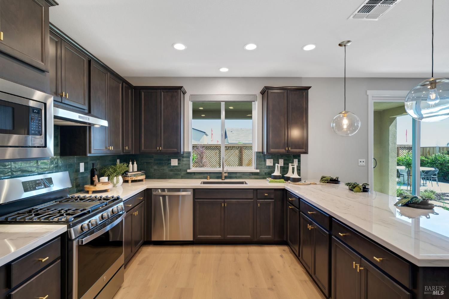 Detail Gallery Image 9 of 39 For 521 Eagle Cir, Oakley,  CA 94561 - 4 Beds | 3 Baths