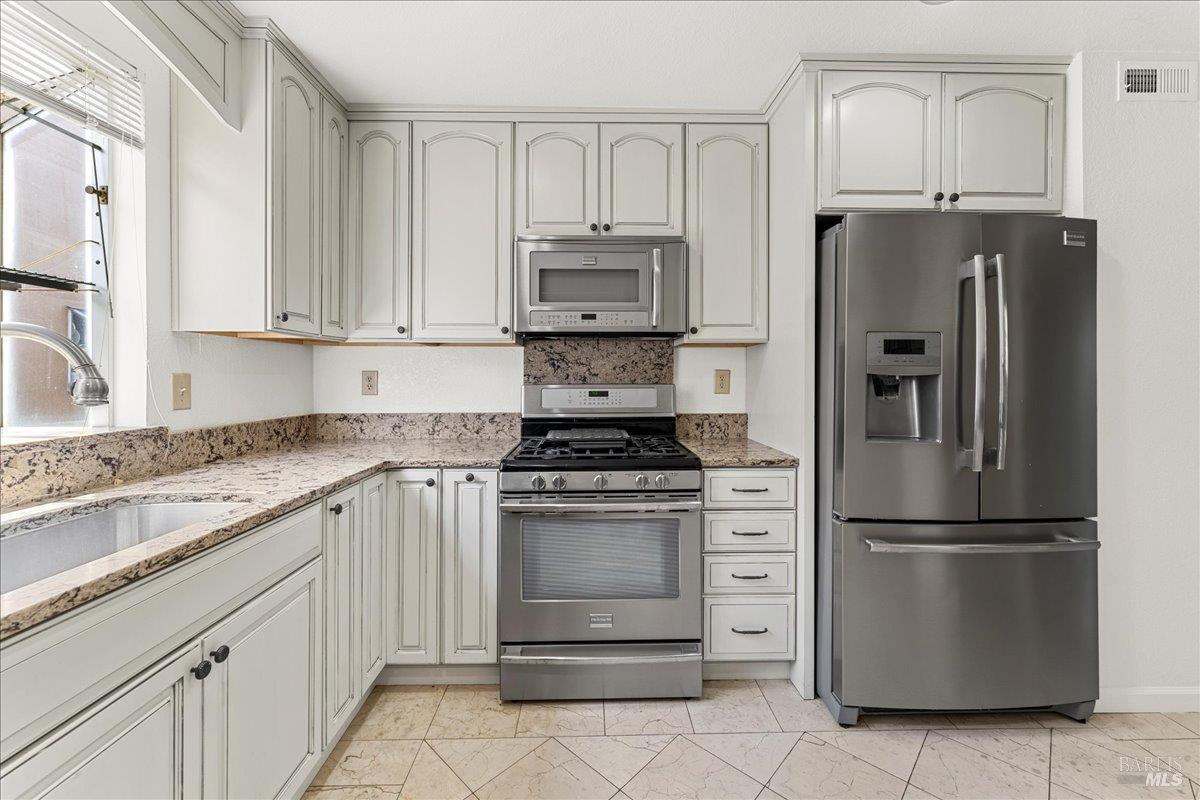 Detail Gallery Image 12 of 36 For 2121 Vale Rd #31,  San Pablo,  CA 94806 - 3 Beds | 3 Baths