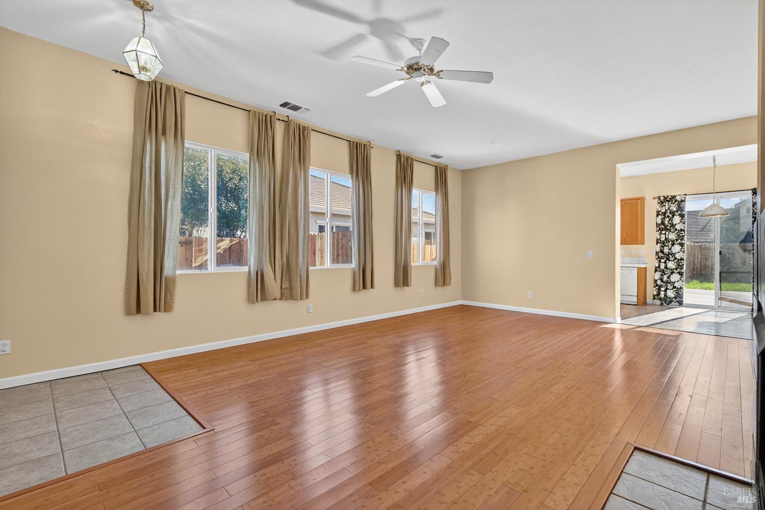 Detail Gallery Image 4 of 31 For 1771 Beale Cir, Suisun City,  CA 94585 - 3 Beds | 2 Baths