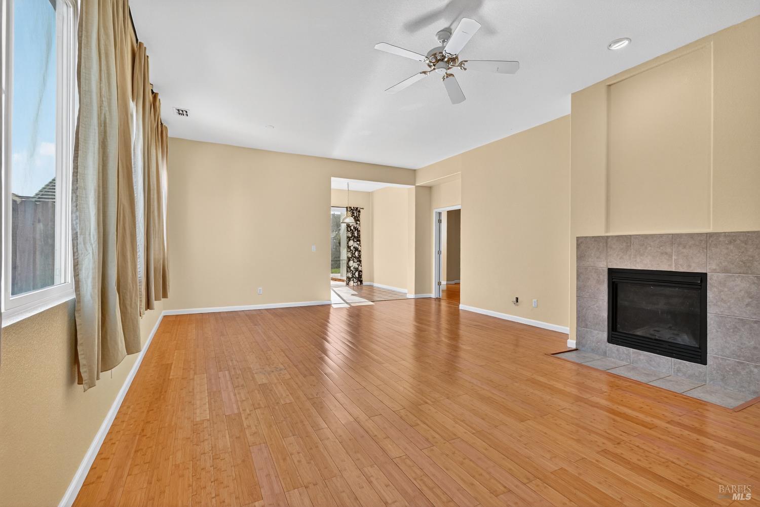 Detail Gallery Image 3 of 31 For 1771 Beale Cir, Suisun City,  CA 94585 - 3 Beds | 2 Baths