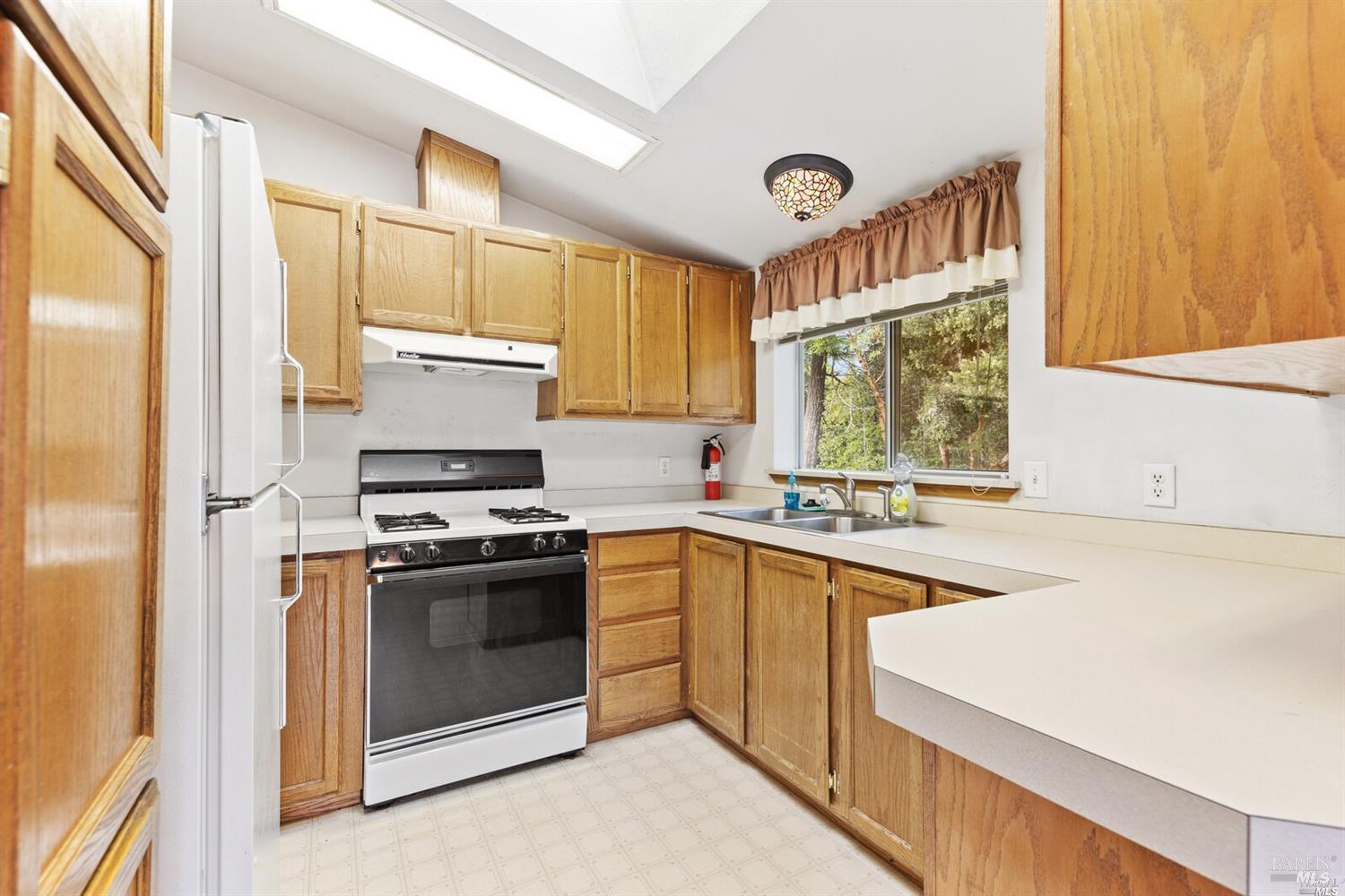 Detail Gallery Image 8 of 30 For 1500 Deer Trail Dr, Laytonville,  CA 95454 - 2 Beds | 2 Baths