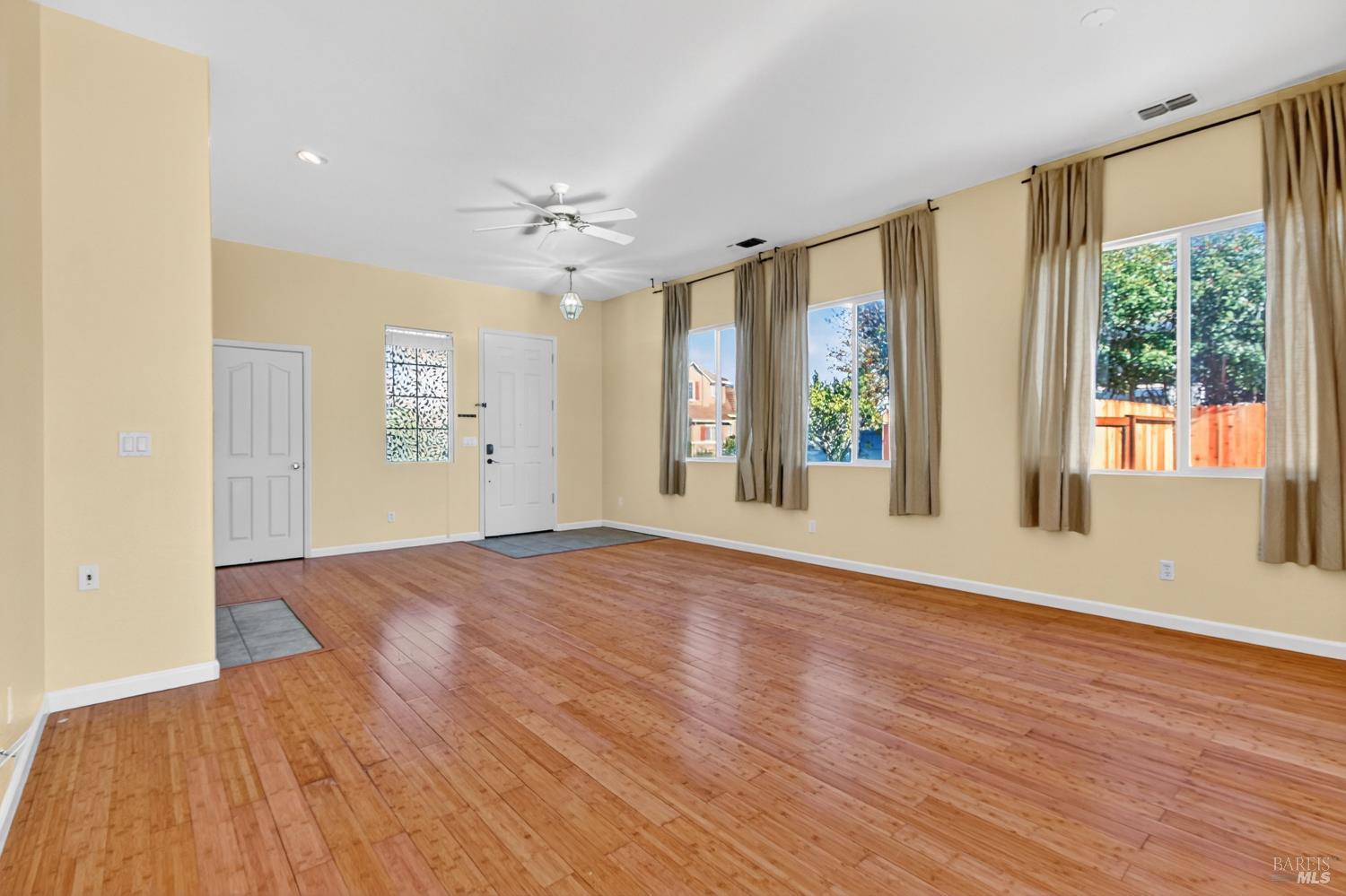 Detail Gallery Image 5 of 31 For 1771 Beale Cir, Suisun City,  CA 94585 - 3 Beds | 2 Baths