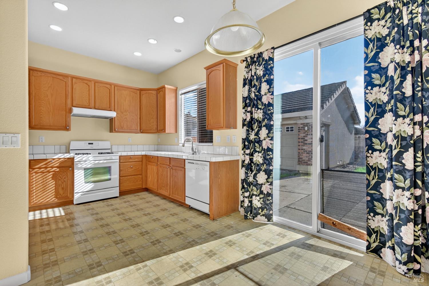 Detail Gallery Image 7 of 31 For 1771 Beale Cir, Suisun City,  CA 94585 - 3 Beds | 2 Baths