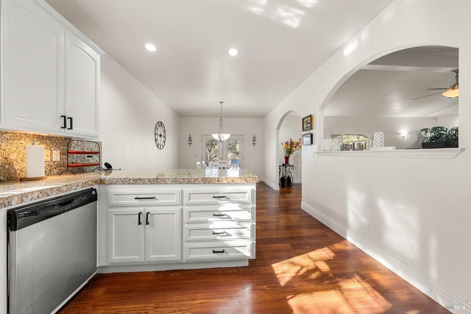 Detail Gallery Image 12 of 59 For 16189 Conestoga Rd, Hidden Valley Lake,  CA 95467 - 5 Beds | 3 Baths