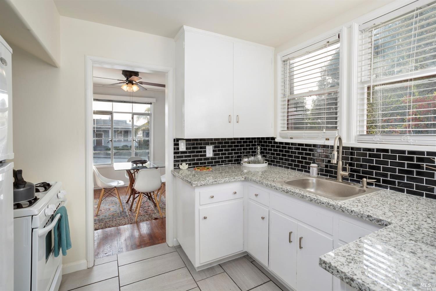 Detail Gallery Image 5 of 8 For 709 Napa St, Vallejo,  CA 94590 - 3 Beds | 1/1 Baths