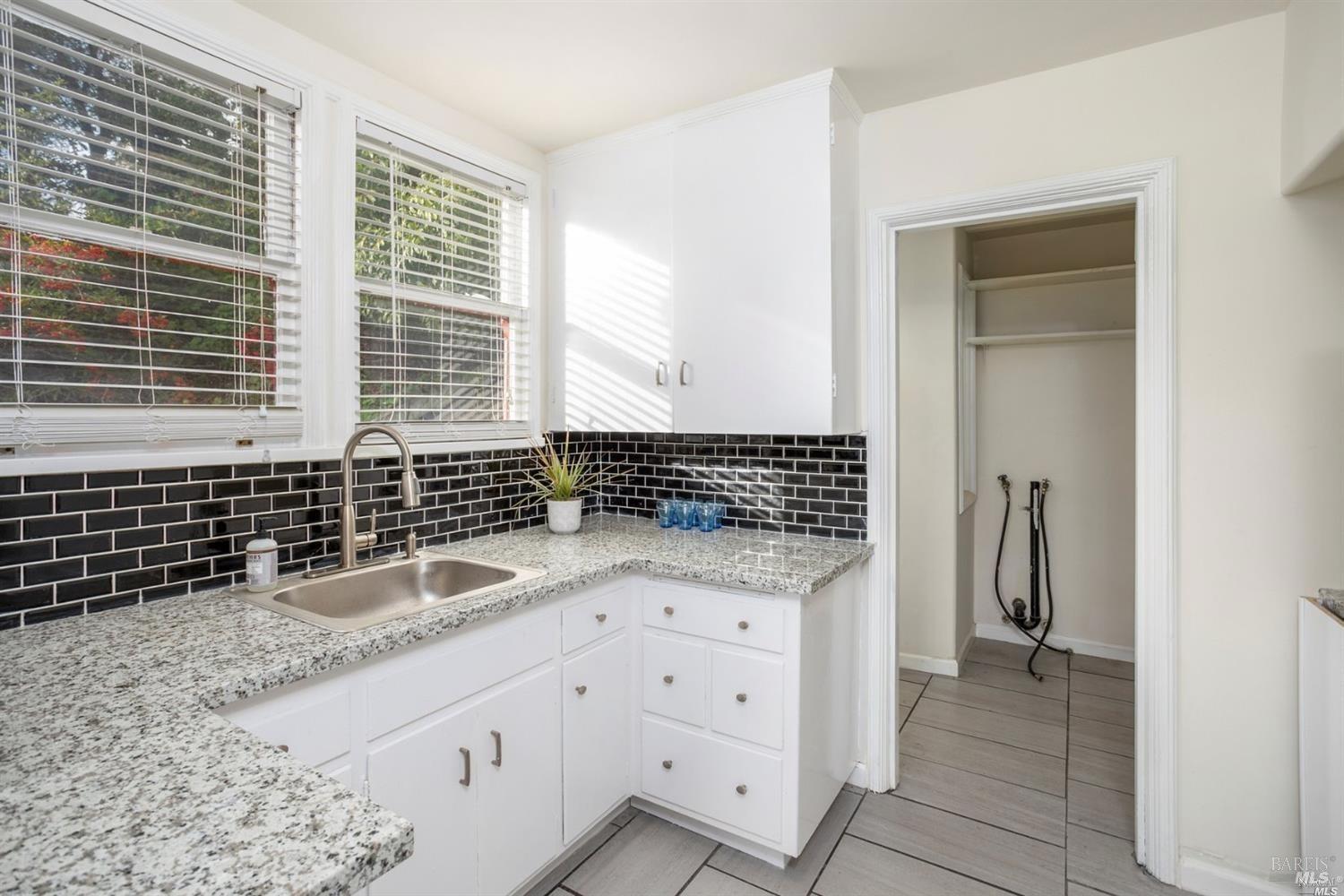 Detail Gallery Image 6 of 8 For 709 Napa St, Vallejo,  CA 94590 - 3 Beds | 1/1 Baths