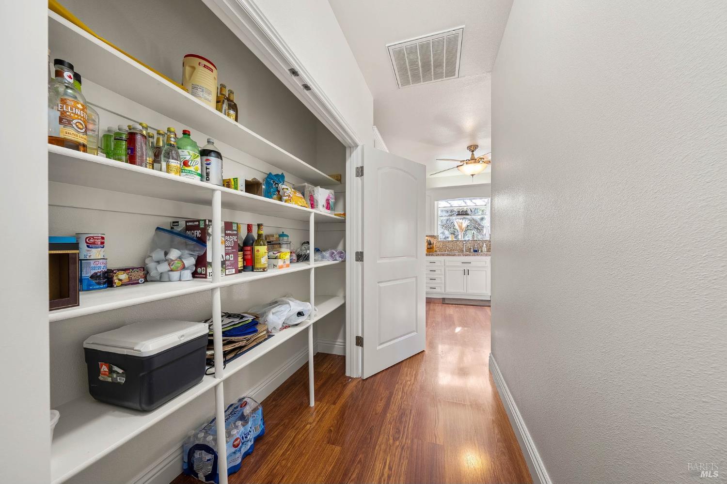 Detail Gallery Image 8 of 59 For 16189 Conestoga Rd, Hidden Valley Lake,  CA 95467 - 5 Beds | 3 Baths