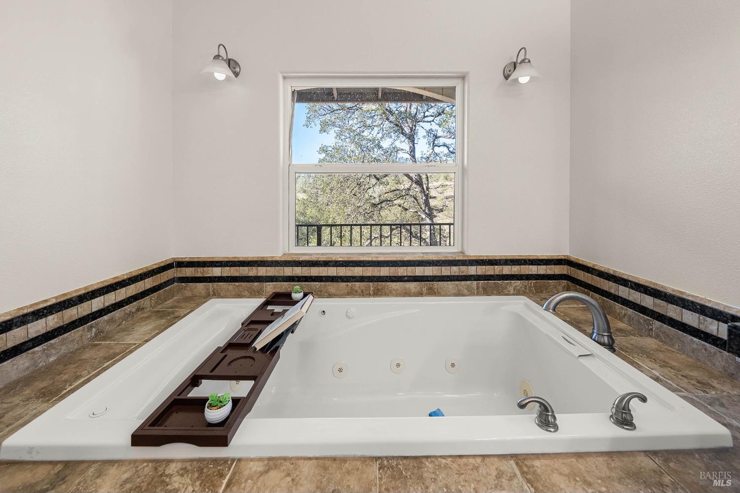 Detail Gallery Image 19 of 59 For 16189 Conestoga Rd, Hidden Valley Lake,  CA 95467 - 5 Beds | 3 Baths