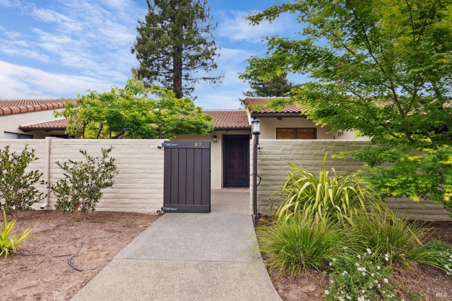 Detail Gallery Image 8 of 38 For 87 Fairways Dr, Napa,  CA 94558 - 2 Beds | 2 Baths