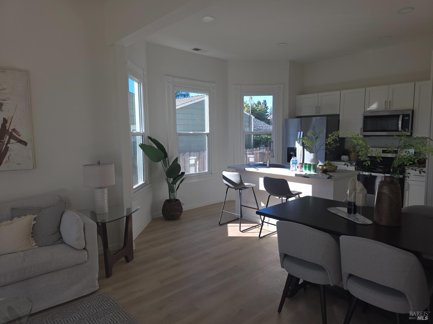 Detail Gallery Image 2 of 10 For 317 Glenn St, Vallejo,  CA 94590 - 3 Beds | 2 Baths