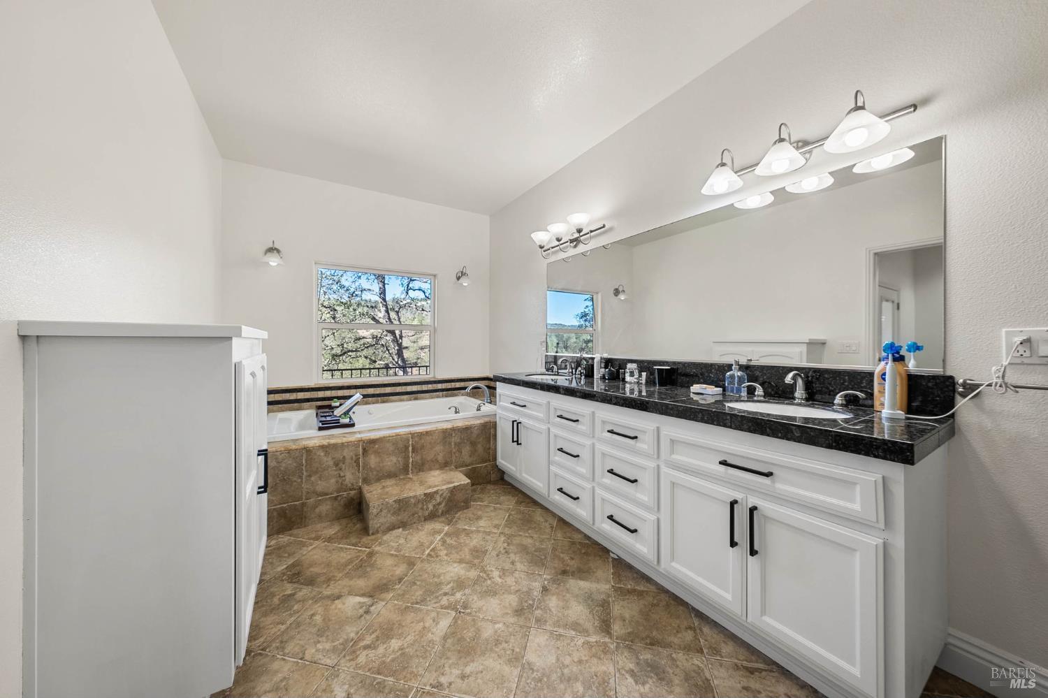 Detail Gallery Image 18 of 59 For 16189 Conestoga Rd, Hidden Valley Lake,  CA 95467 - 5 Beds | 3 Baths