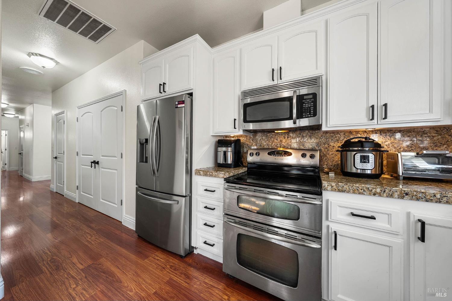 Detail Gallery Image 11 of 59 For 16189 Conestoga Rd, Hidden Valley Lake,  CA 95467 - 5 Beds | 3 Baths